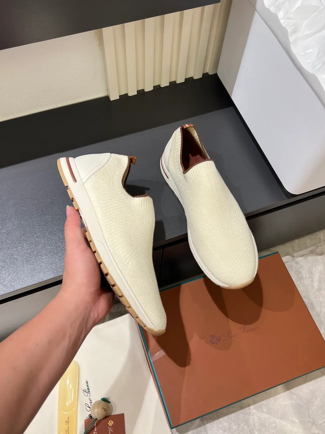 Men's Men's Shoes 💰p380 Loro Men's Shoes 💰piana/Noyo Piana 360 L Men's Shoes 💰p Flexy Walk Men's Sports Shoes These sports shoes are made of knitted wool uppers, and the heel is wrapped in smooth calf leather. Merino sheep are selected from Australia and New Zealand. The upper is machine-woven like a sweater, and then equipped with a white rubber outsole and a Kummel-colored sole. It is both beautiful and non-slip. The fabric is 100% cashmere and the insole is calf leather. It is super comfortable on the feet! Comes with full original packaging! Multiple colors available! Size: 38-44 (45 customized)